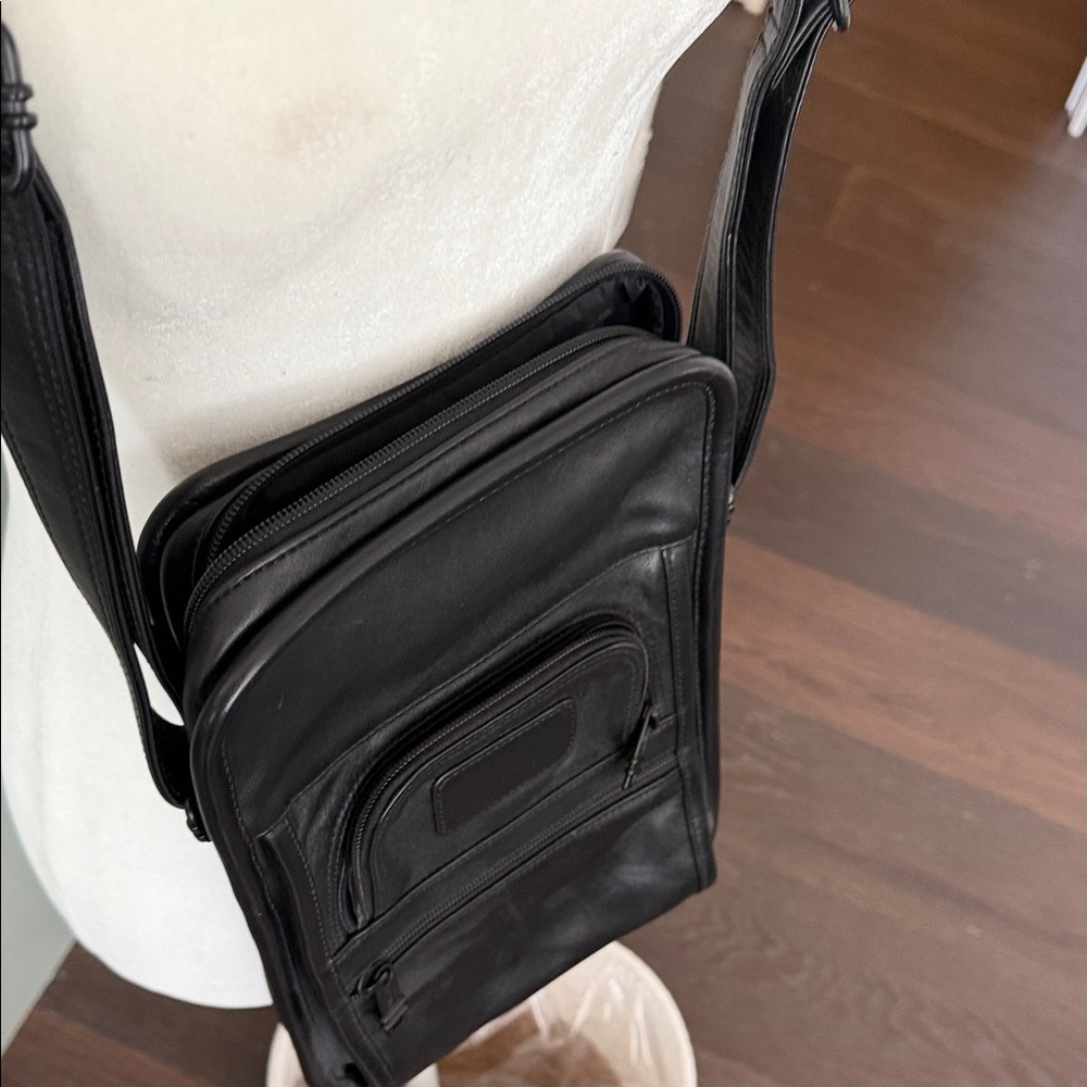 Tumi Black Leather Men's Bag - Picture 3 of 13